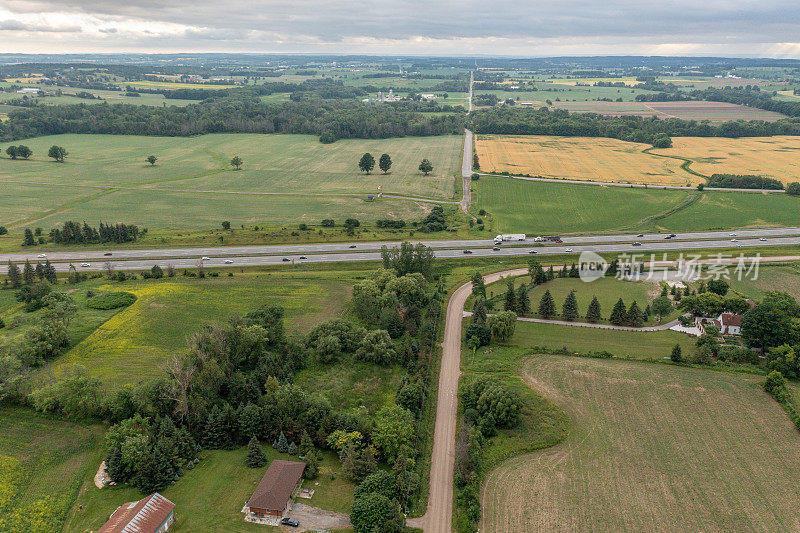 鸟瞰油菜籽田和乡村道路，Bradford West Gwillimbury，加拿大